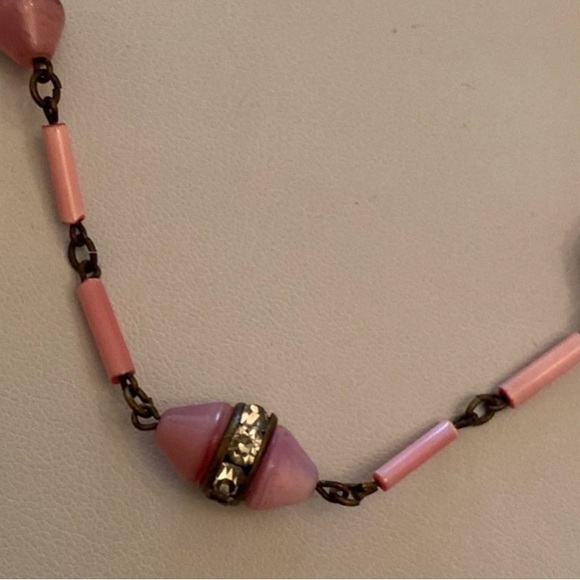 Pink Glass Art Deco Vintage Necklace.  Approximately 17 1/2 inches end to end. - Picture 3 of 6